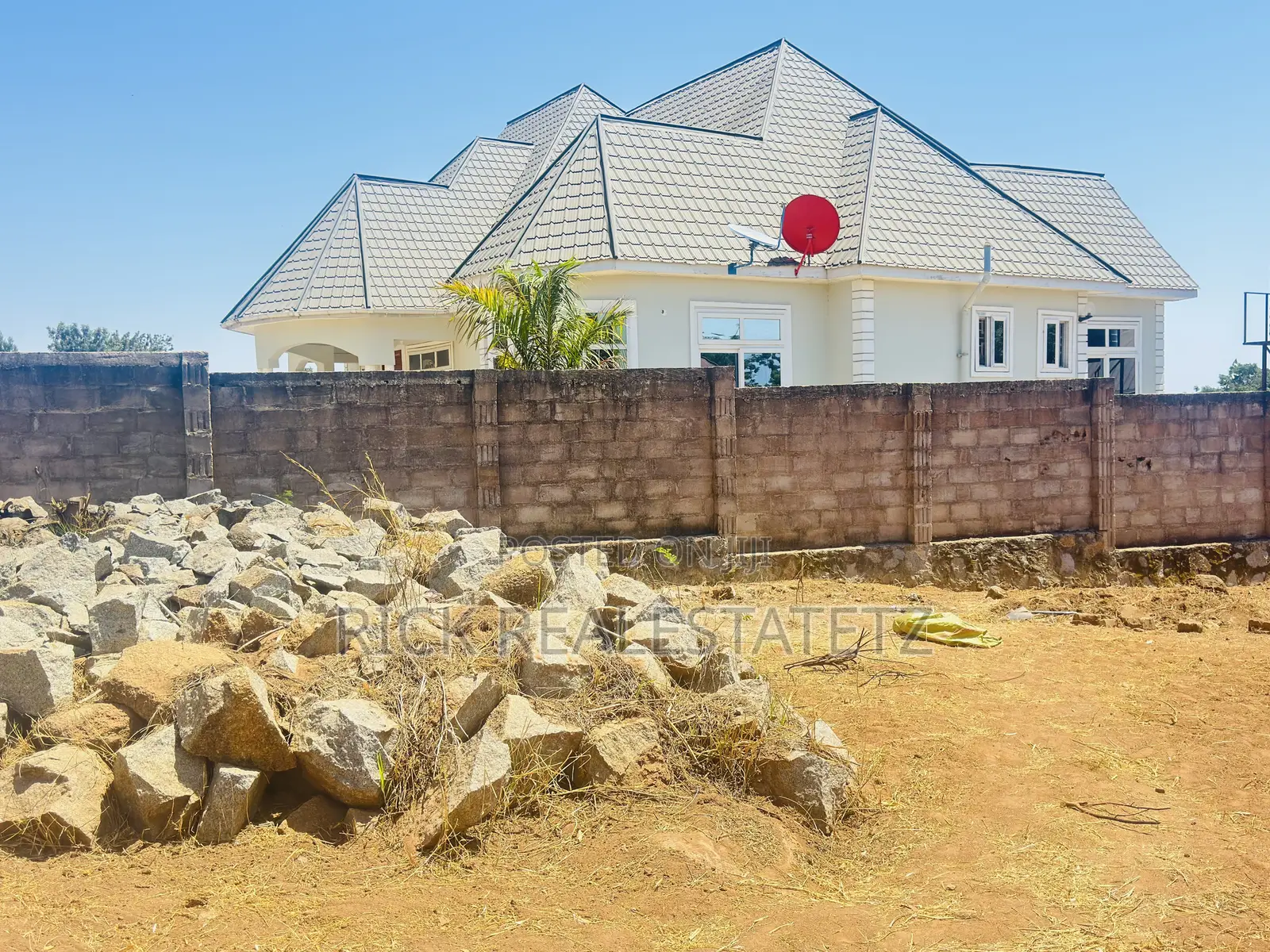 Kiwanja Cha Ukubwa Wa SQM 1,100 Chenye Fensi Kinauzwa Ibanda in Kirumba