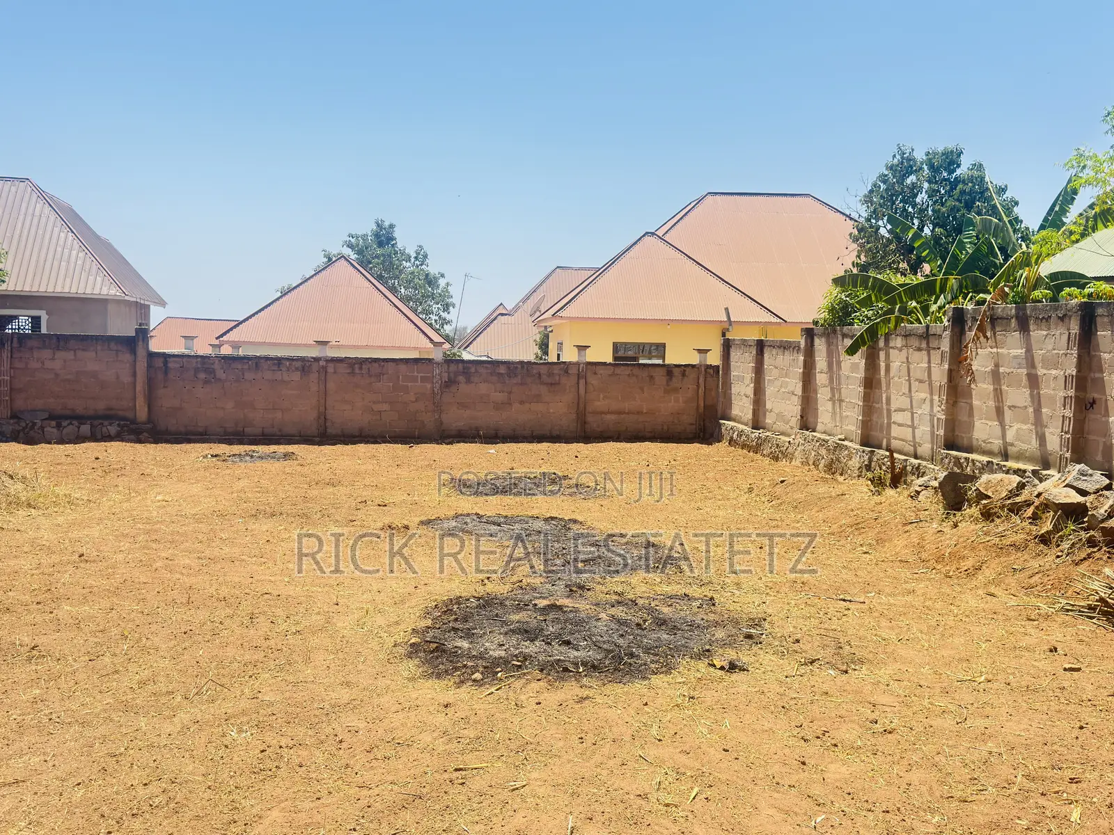 Kiwanja Cha Ukubwa Wa SQM 1,100 Chenye Fensi Kinauzwa Ibanda in Kirumba