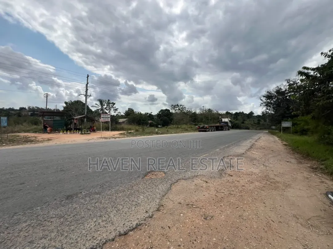 *10 Acre Industrial Plot Touching Tarmac for Sale - Mpuyani, Kisarawe* in Masaki