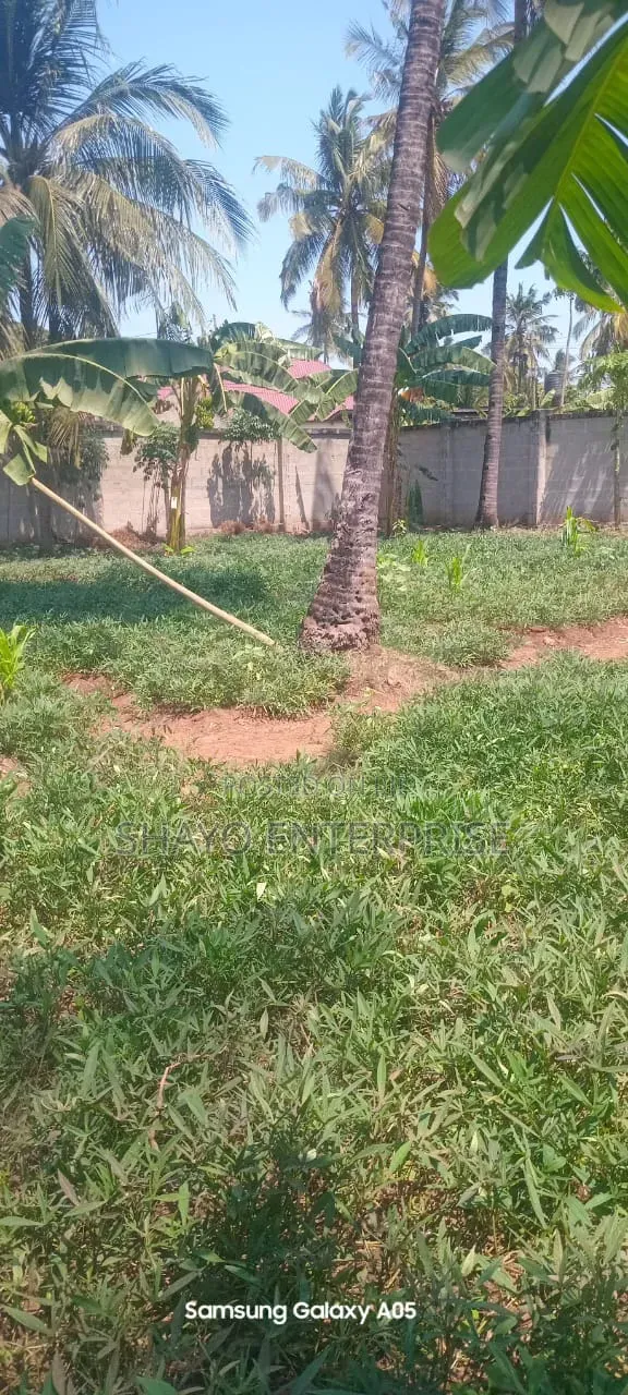 Kiwanja Kinauzwa Mabwepande. in Bunju