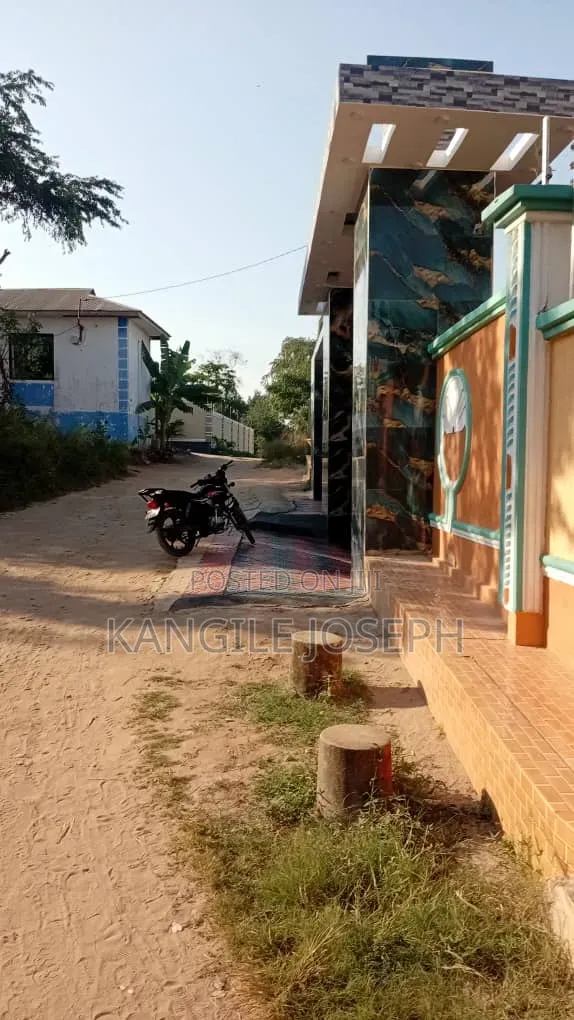 4bdrm Apartment in Mloganzira Dar Es, Mbezi for sale in Mbezi