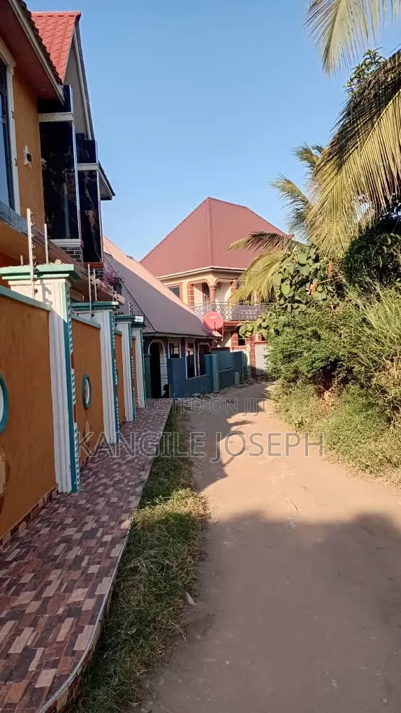 4bdrm Apartment in Mloganzira Dar Es, Mbezi for sale in Mbezi