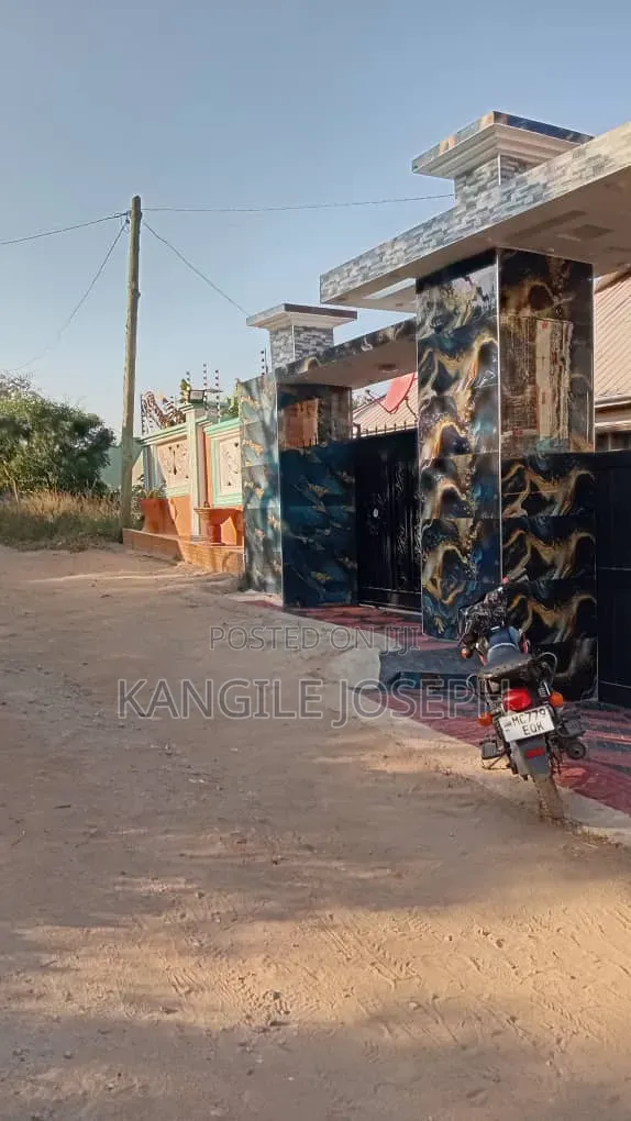 4bdrm Apartment in Mloganzira Dar Es, Mbezi for sale in Mbezi